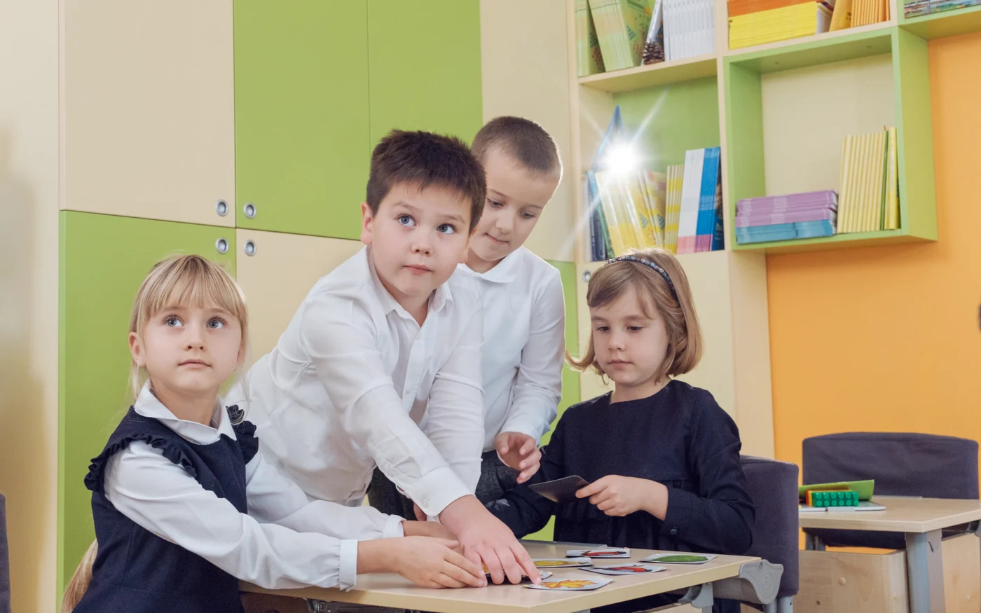 Учні початкової школи за настільною грою