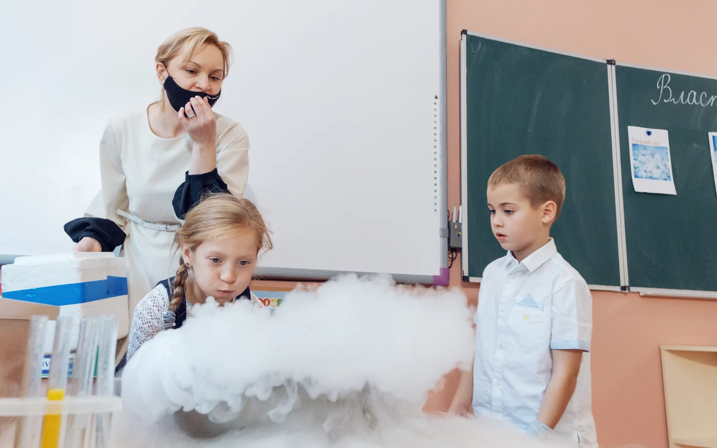 Учителька показує дослід із сухим льодом